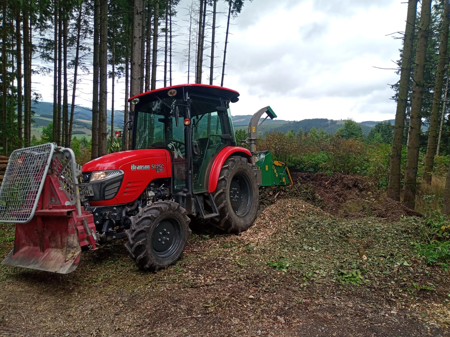 Wald- und Gartenpflege Göddecke – Traktor